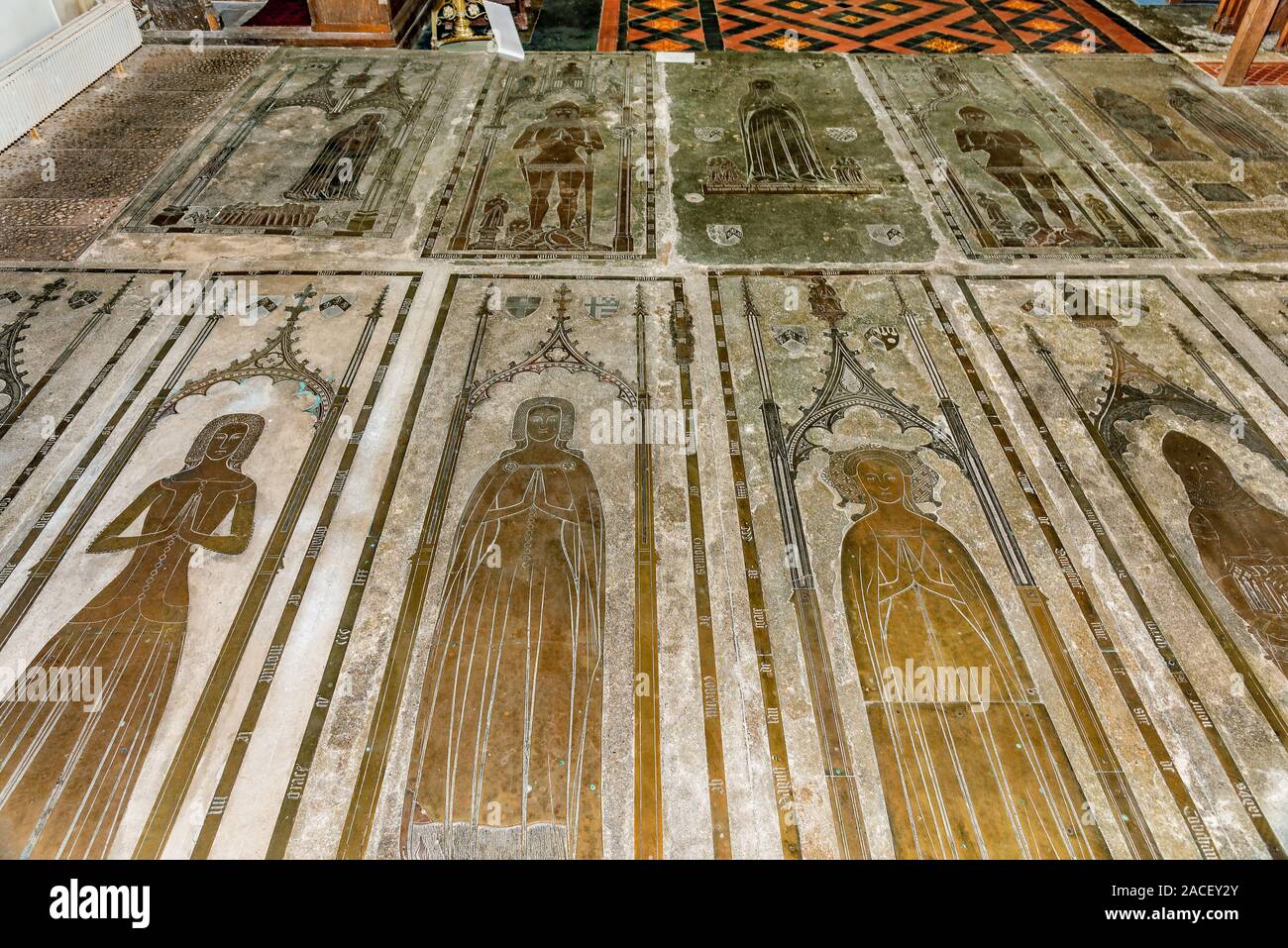 Messing Inlays in St. Maria Magdalena Kirche, Cobham, Großbritannien Stockfoto