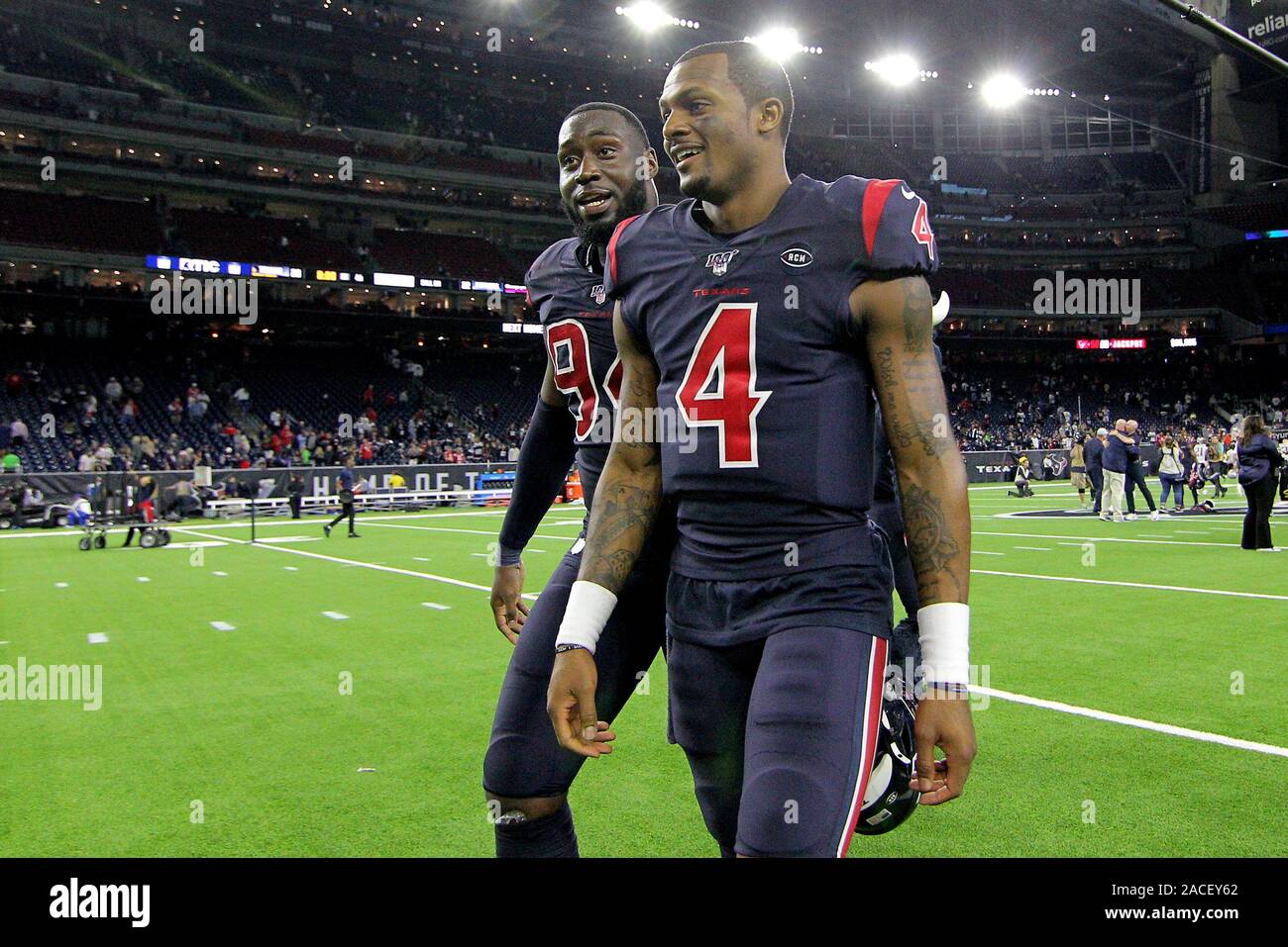 Houston, Texas, USA. 1. Dez, 2019. Houston Texans defensive Ende Charles Omenihu (94) und Houston Texans Quarterback Deshaun Watson (4) Lassen Sie das Feld nach Houston's 28-22 über den New England Patriots an NRG Stadion in Houston, TX am 1. Dezember 2019. Credit: Erik Williams/ZUMA Draht/Alamy leben Nachrichten Stockfoto