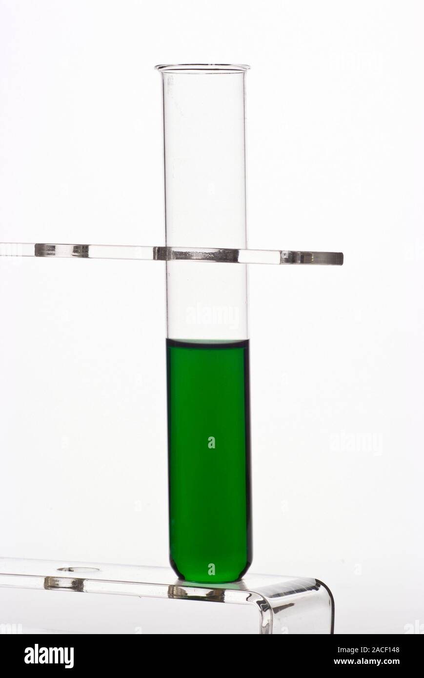 Chrom(III)-chlorid (CrCl3)-Lösung in einem Reagenzglas. Die grüne Farbe kommt vom Chrom Ionen, nicht die Chlorid-ionen. Chrom ist ein transitio Stockfoto