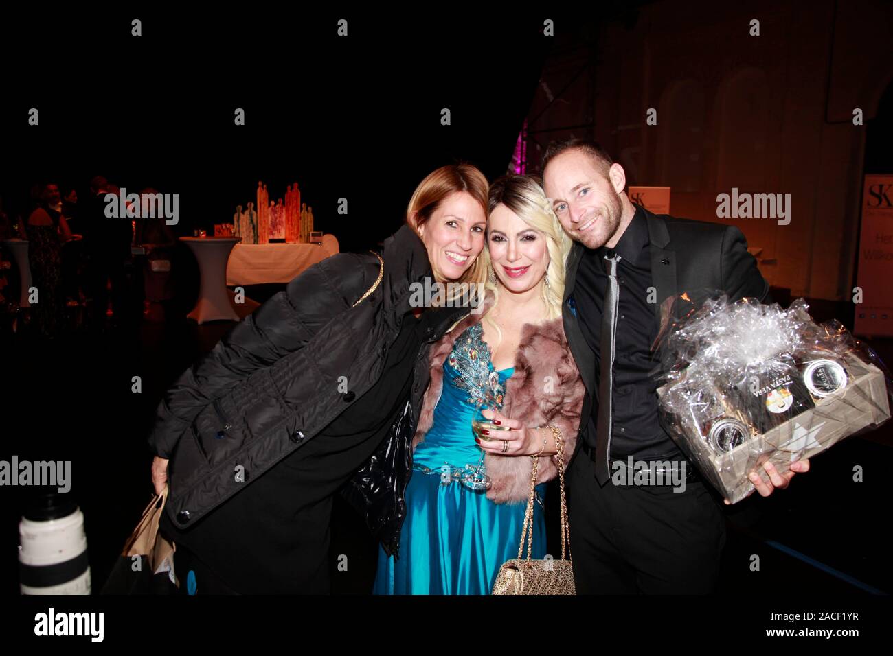 Ayfer Arslan und Balian Buschbaum mit Partnerin bei der Charity Gala-SK-WelcomeHome in der Reithalle in München am Stockfoto