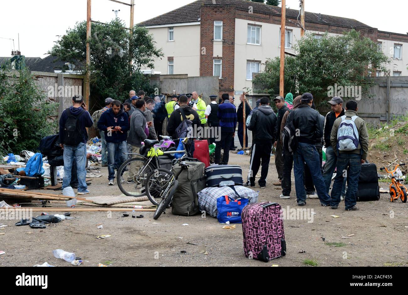 Polizei- und Beamte der Agentur, die Räumung von rumänischen Einwanderer aus einem Elendsviertel auf einem verlassenen Ort an der ehemaligen Hendon United Football Ground in North West London gebaut. Stockfoto
