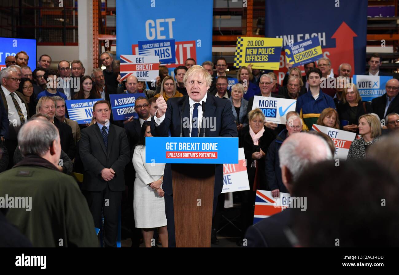 Premierminister Boris Johnson spricht den Mitgliedern auf einer Kundgebung an der Eigenschaft Marketing Agentur gehalten, Denken BDW, Colchester, während auf der allgemeinen Wahlkampagne Trail. Stockfoto