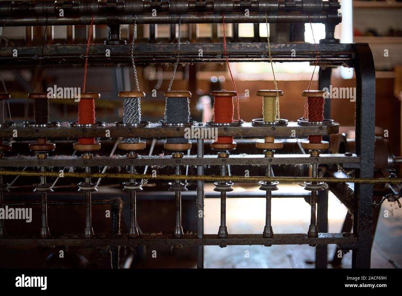 Spulen des farbigen Faden, der in einem Woollen Mill 1800 und Anfang 1900 verwendet wurden. bunte Wollfäden auf einem alten Webstuhl, traditionelle Garne in Kanada. f Stockfoto