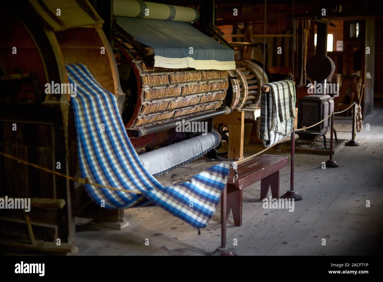 Spulen des farbigen Faden, der in einem Woollen Mill 1800 und Anfang 1900 verwendet wurden. bunte Wollfäden auf einem alten Webstuhl, Traditionelle in Kanada. , Film Stockfoto