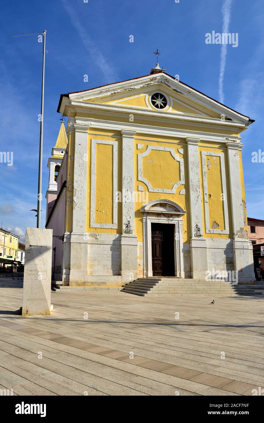 Hauptplatz, Liberty Square (Trg Slobode) mit Maria der Engel Katholische Kirche (crkva Gospe od Andela), Porec, Kroatien. Stockfoto