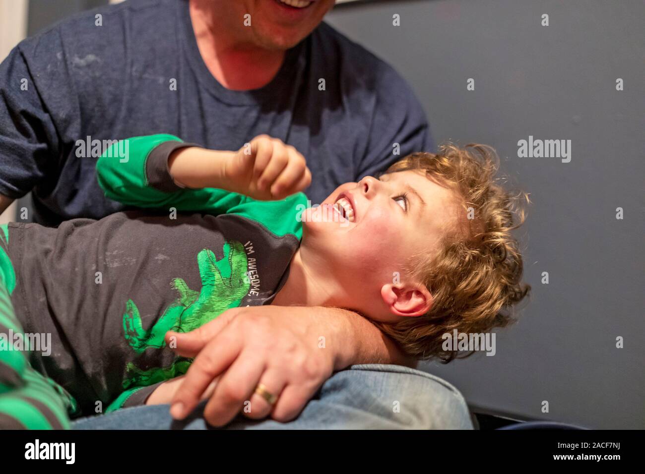 Denver, Colorado - Adam Hjermstad jr., 5, spielt mit seinem Vater, Adam Hjermstad Sr. Stockfoto