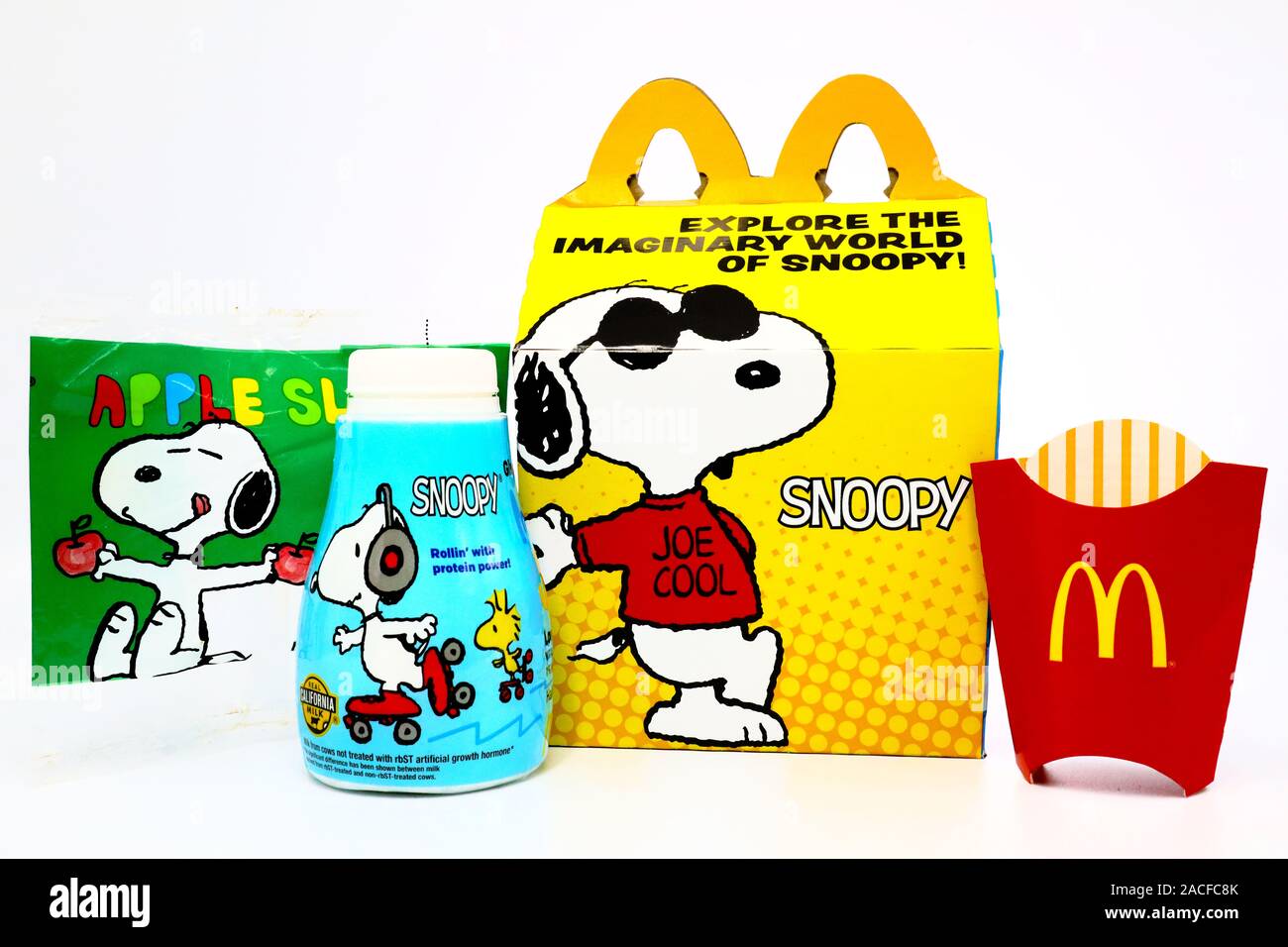 McDonald's Happy Meal Karton mit Snoopy ein Erdnüsse Zeichen. McDonald's ist eine fast food Kette Stockfoto