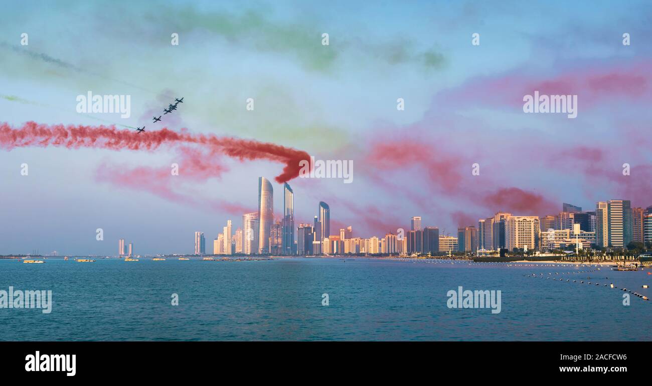 Air Show über Abu Dhabi skyline für die Vereinigten Arabischen Emirate Feier zum Nationalfeiertag Stockfoto