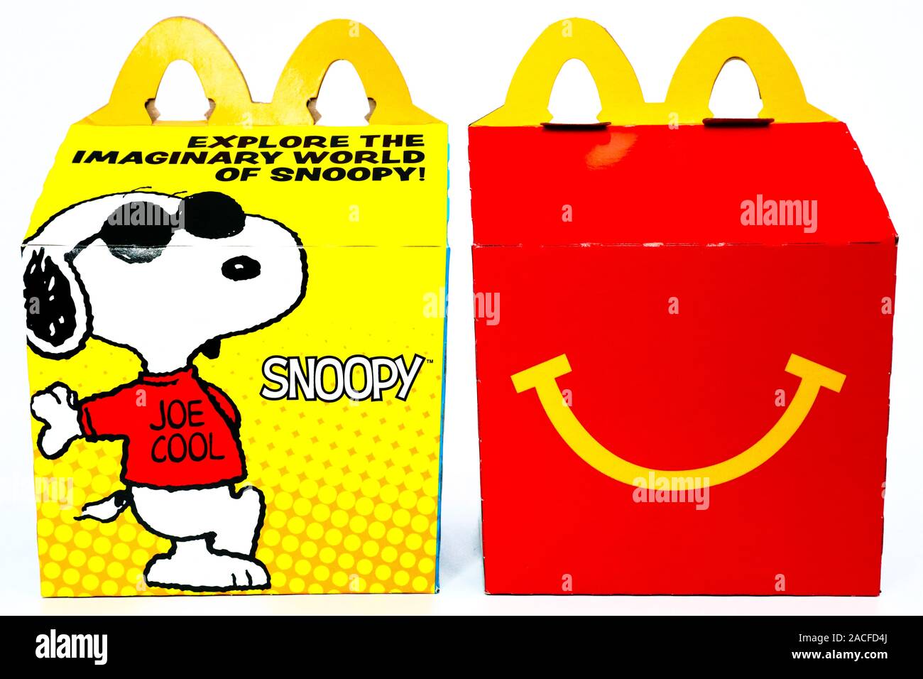 McDonald's Happy Meal Karton mit Snoopy ein Erdnüsse Zeichen. McDonald's ist eine fast food Kette Stockfoto