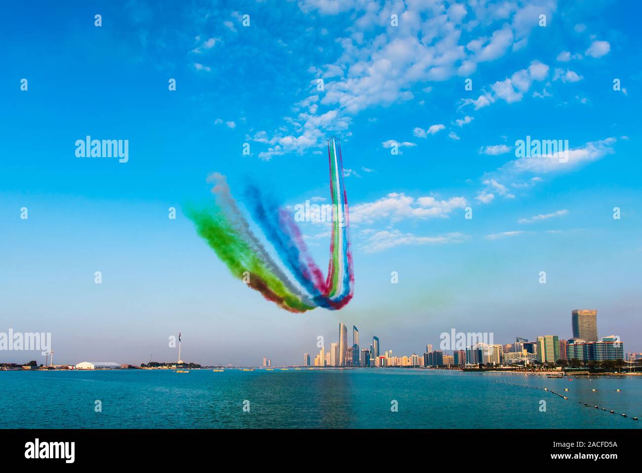 Flugzeuge fliegen über Abu Dhabi skyline für die UAE Staatsfeiertages air show Stockfoto