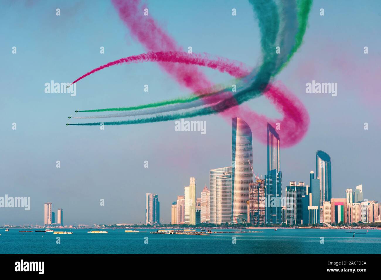Flugzeuge fliegen über Abu Dhabi skyline für die UAE Staatsfeiertages air show Stockfoto