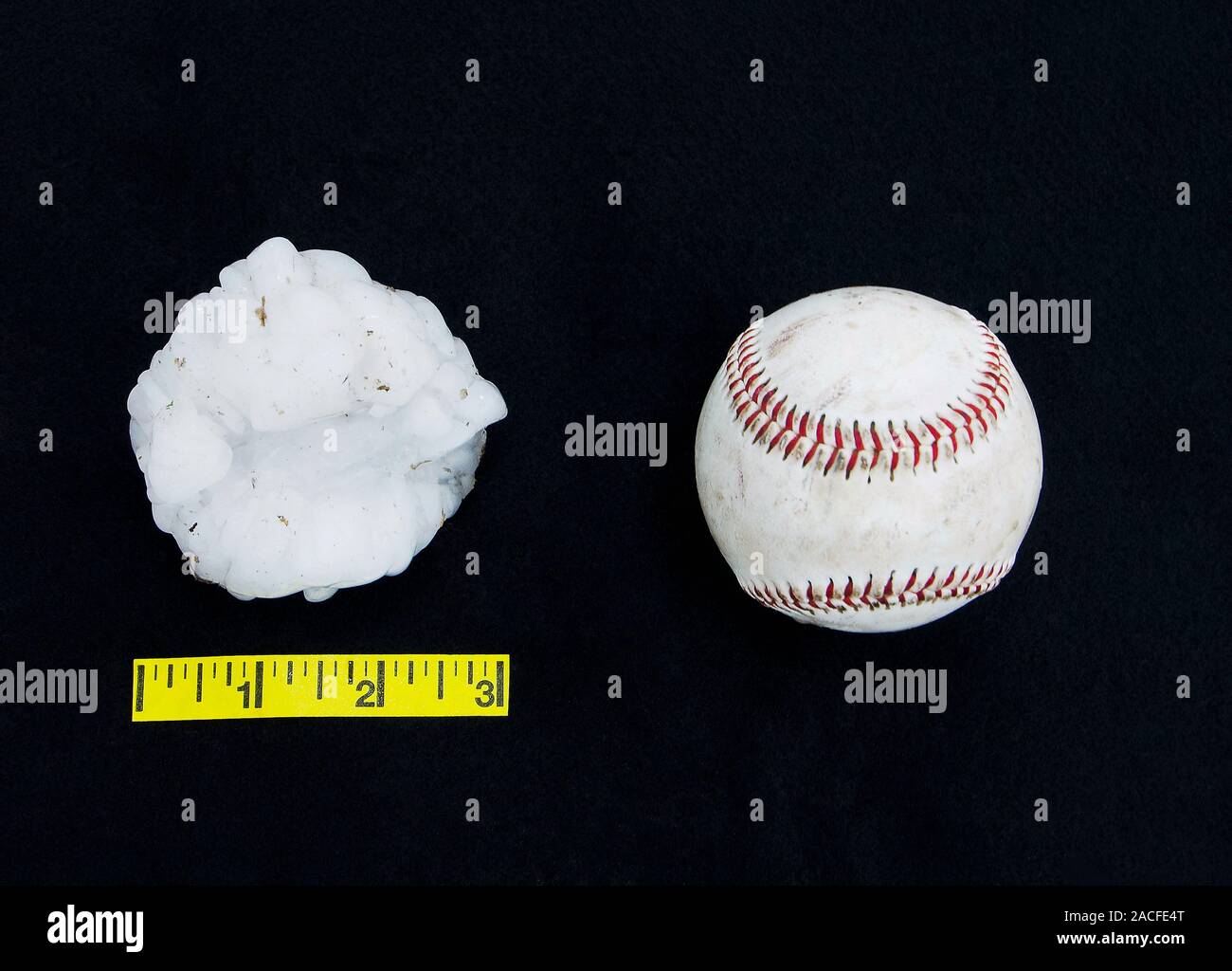 Baseball - sortierte Hagelkorn. Dieses große Hagelkorn Maßnahmen um 3 Zoll  (7,6 cm) im Durchmesser, der so groß wie ein Baseball. Es fiel während  eines t Stockfotografie - Alamy