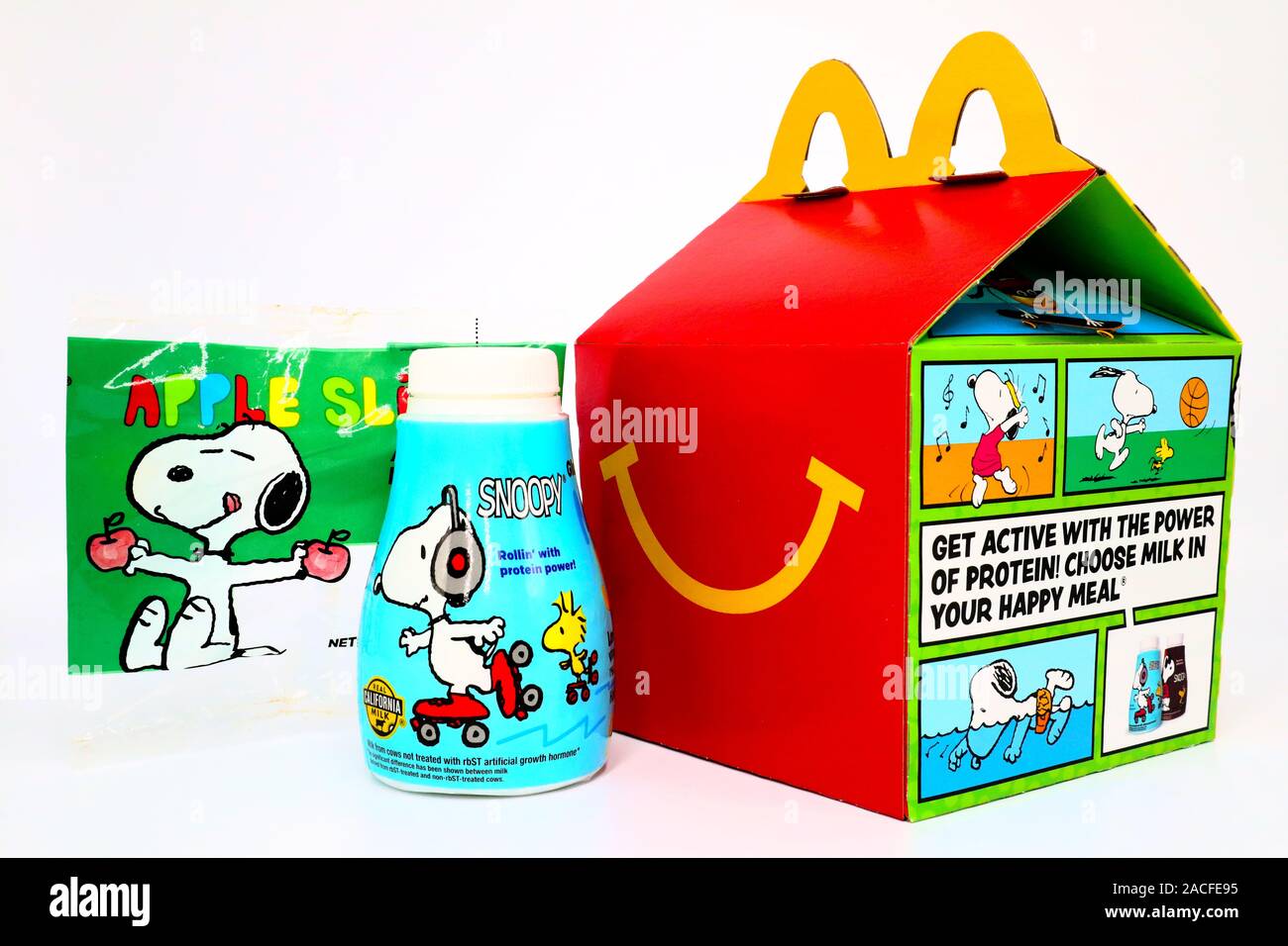 McDonald's Happy Meal Karton mit Snoopy ein Erdnüsse Zeichen. McDonald's ist eine fast food Kette Stockfoto