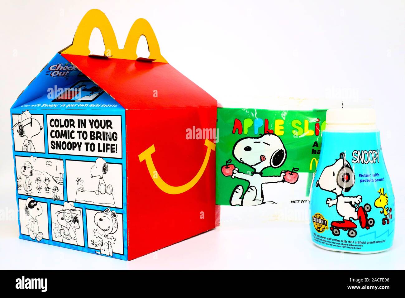 McDonald's Happy Meal Karton mit Snoopy ein Erdnüsse Zeichen. McDonald's ist eine fast food Kette Stockfoto