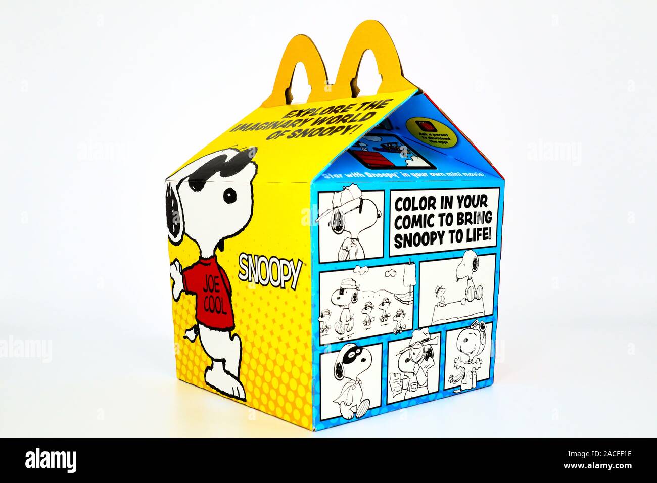 McDonald's Happy Meal Karton mit Snoopy ein Erdnüsse Zeichen. McDonald's ist eine fast food Kette Stockfoto