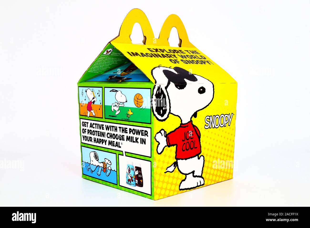 McDonald's Happy Meal Karton mit Snoopy ein Erdnüsse Zeichen. McDonald's ist eine fast food Kette Stockfoto
