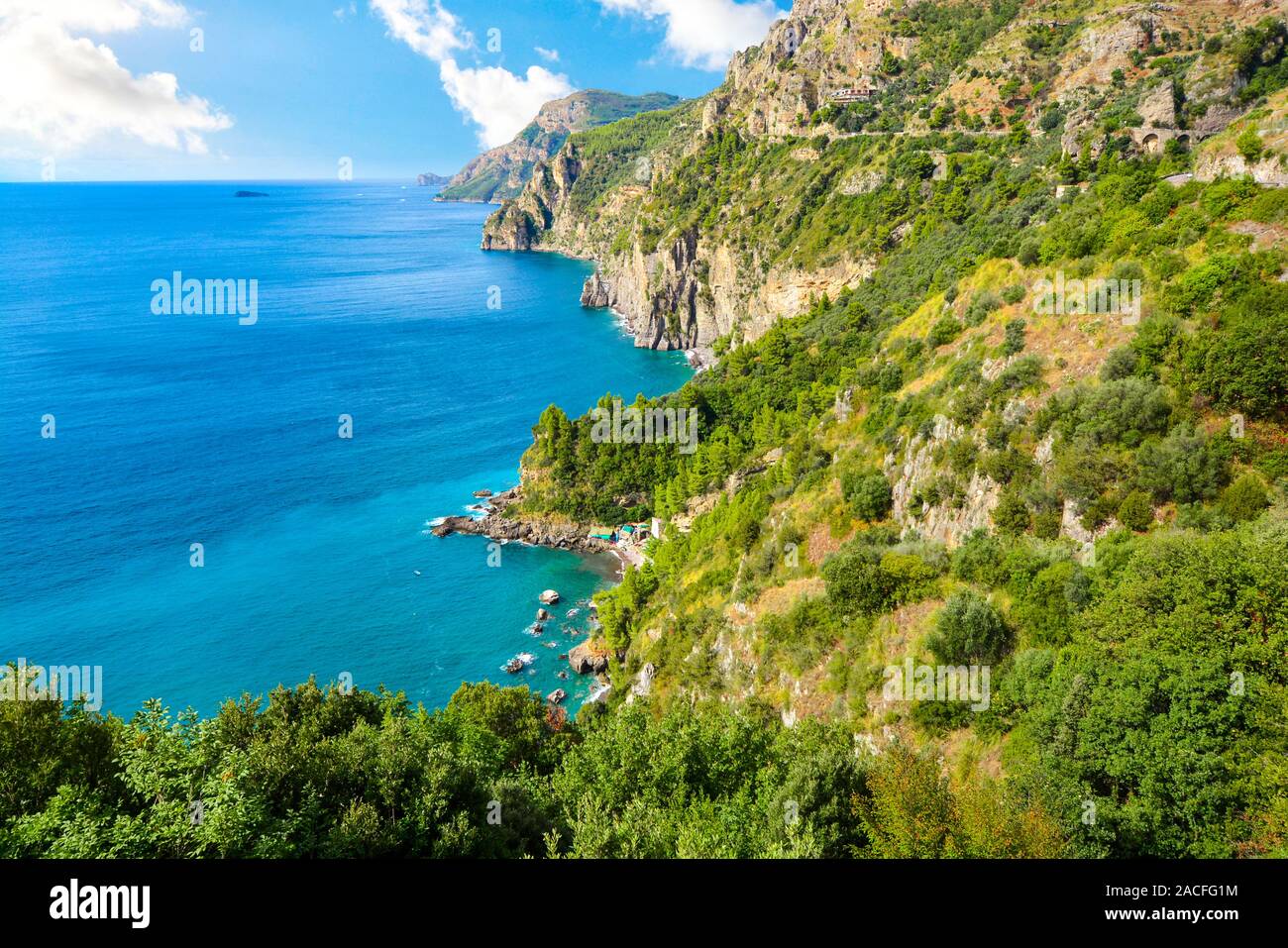 Ein Blick von der berühmten Amalfiküste fahren Sie in Richtung der Klippen, die Berge, die Küste, die Strände und das Mittelmeer in der Nähe von Sorrento, Italien Stockfoto