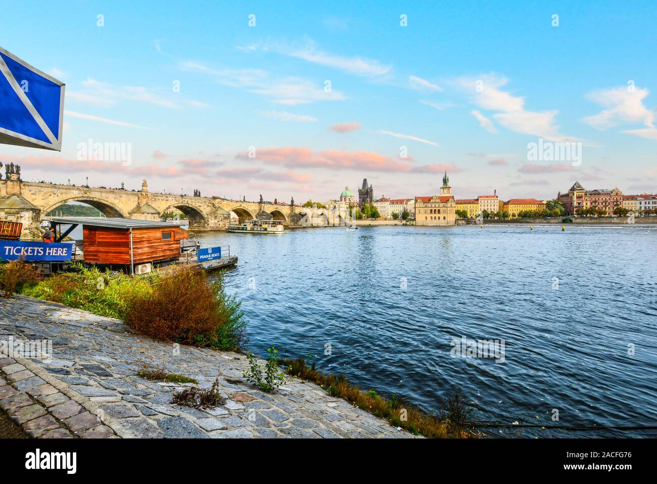 Blick von der Karlsbrücke, der Kampa Insel Ufer unter einem bunten Himmel in Prag, Tschechische Republik. Stockfoto