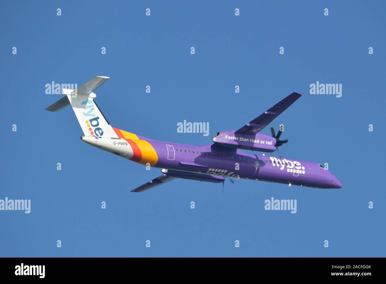 Flybe Flugzeug vom Flughafen London City gegen ein strahlend blauer Himmel Stockfoto