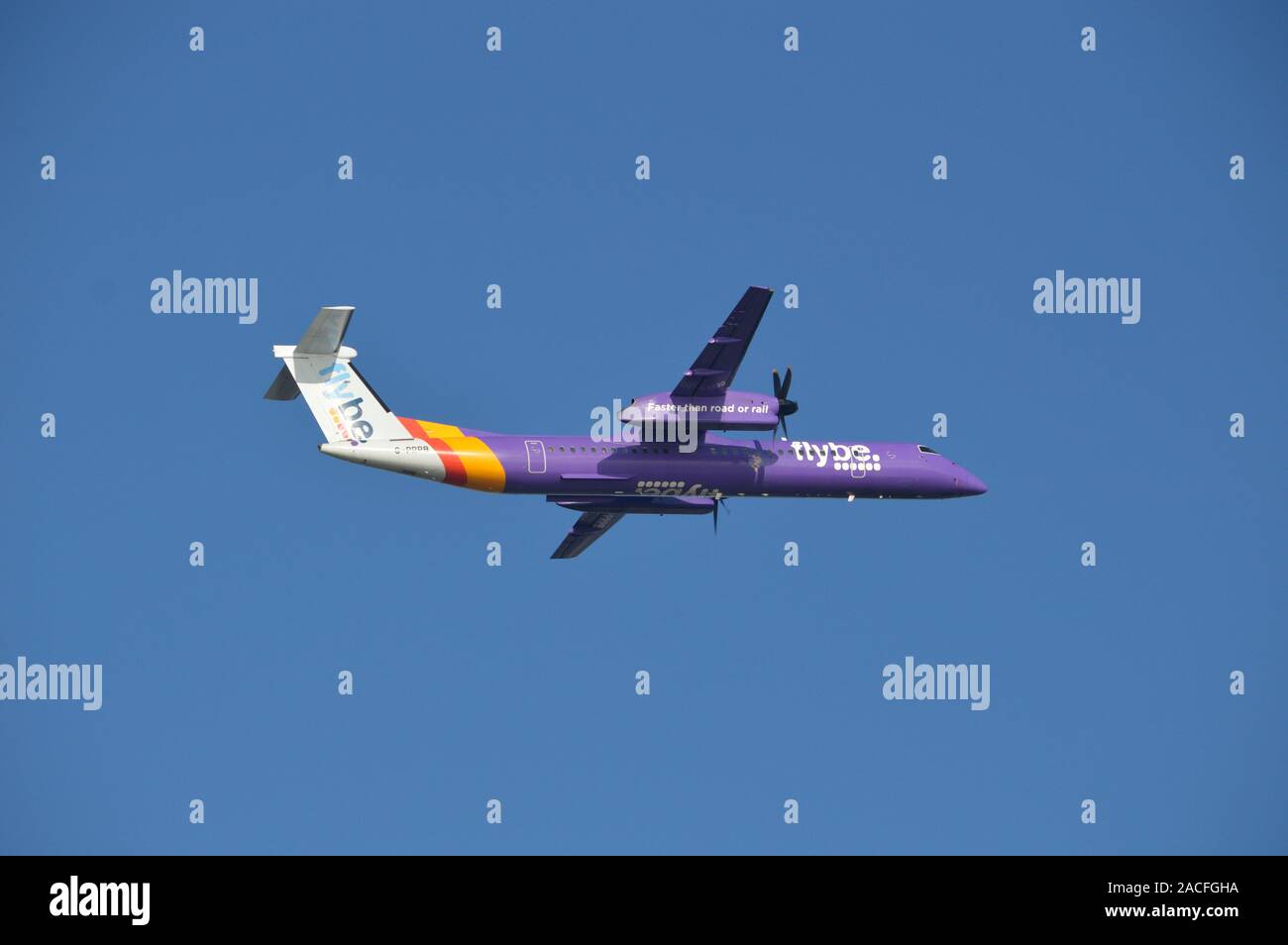 Flybe Flugzeug vom Flughafen London City gegen ein strahlend blauer Himmel Stockfoto