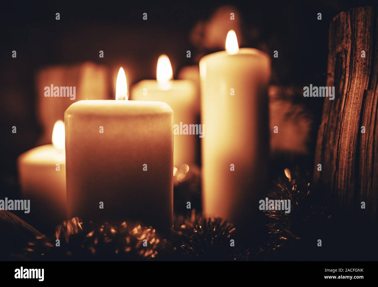 Weihnachtsgrüße brennenden Kerzen in Sepia Farben. Urlaub Zeit warm Konzept. Stockfoto