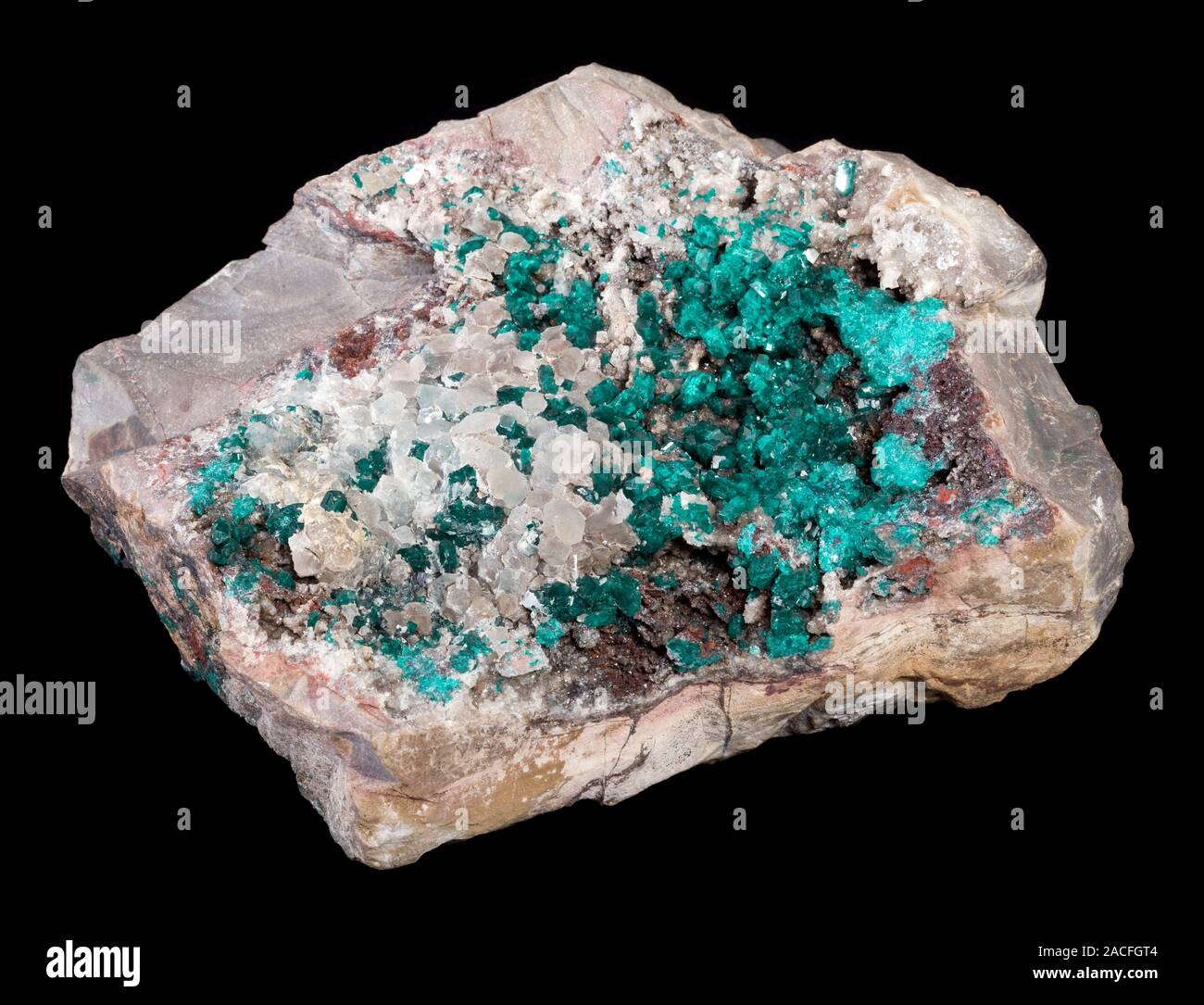 Dioptas Kristalle. Dioptas (Kupfer cyclosilicate, grün) tritt in der  Oxidation von Kupfer Einlagen und in den Hohlräumen der massiven Kupfer  miner Stockfotografie - Alamy