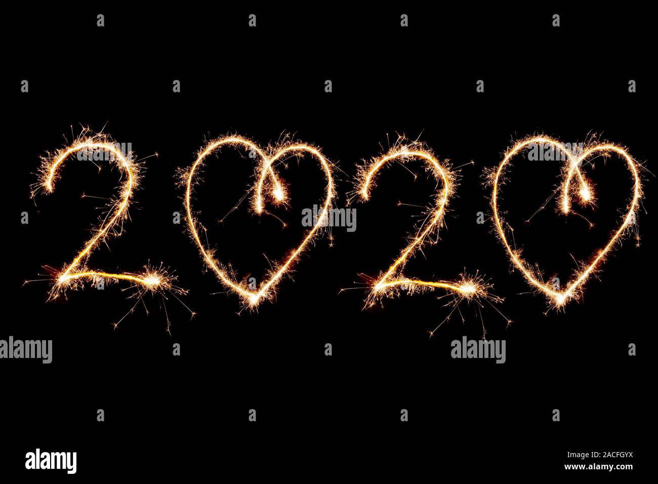 2020 mit Schein Feuerwerk auf schwarzem Hintergrund geschrieben, glückliches neues Jahr 2020. Stockfoto