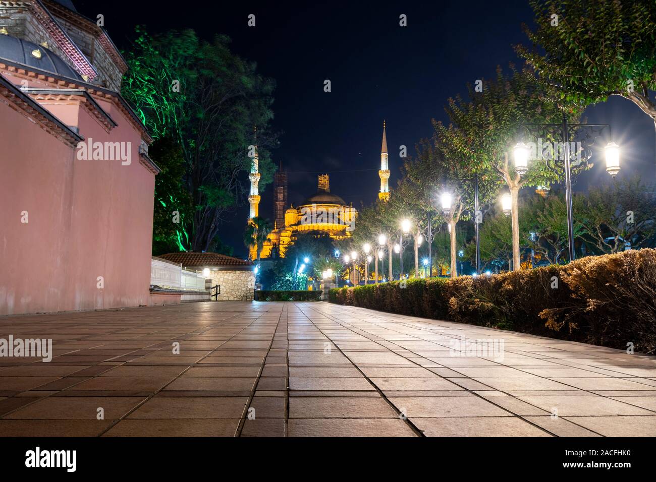 Die alte Blaue Moschee beleuchtet in Sultanahmet Platz bis spät in die Nacht in Istanbul, Türkei. Stockfoto