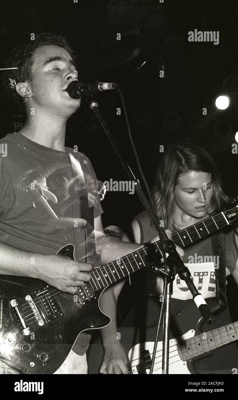 Mark Robinson und Bridget Cross von der amerikanischen Indie-Band Unrest treten am 11th. September 1992 in The Underworld, London, England auf. Stockfoto