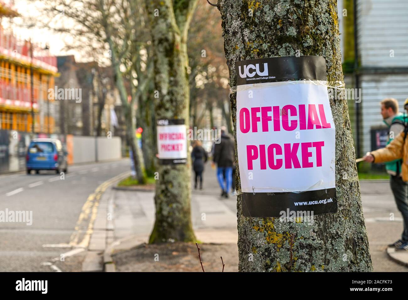 CARDIFF, WALES - NOVEMBER 2019: Auf einem Baum in der Nähe eines offiziellen Streikposten an der Cardiff University unterzeichnen. Es Markierungen, UK-weiten Streik der Dozenten. Stockfoto