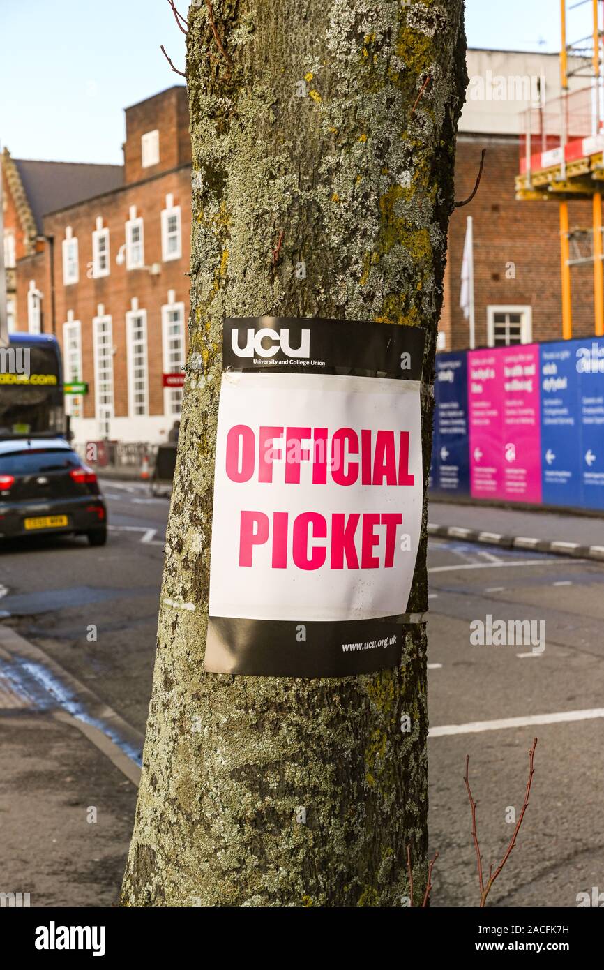 CARDIFF, WALES - NOVEMBER 2019: Auf einem Baum in der Nähe eines offiziellen Streikposten an der Cardiff University unterzeichnen. Es Markierungen, UK-weiten Streik der Dozenten. Stockfoto