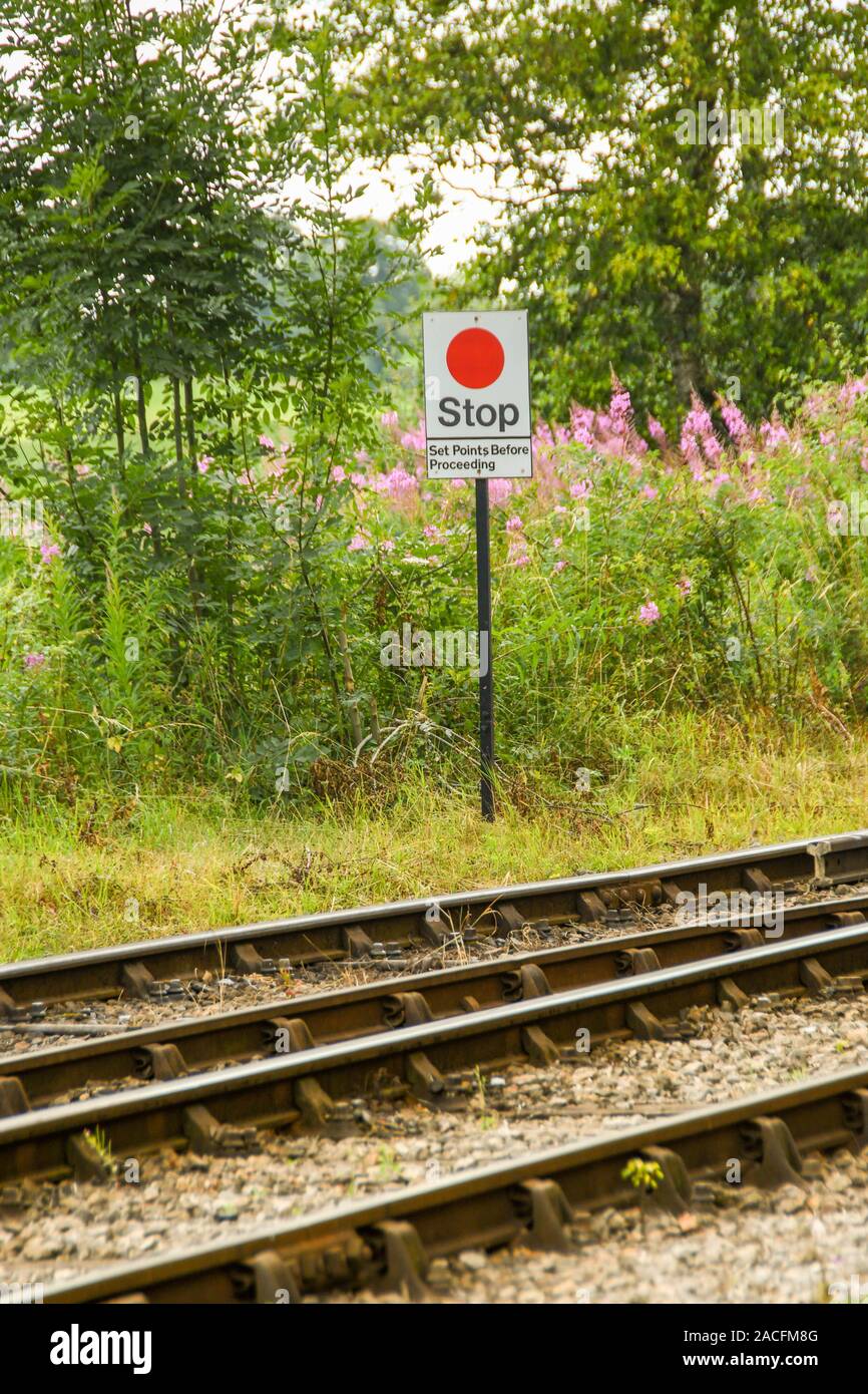 CRANMORE, ENGLAND - Juli 2019: Stoppschild für Triebfahrzeugführer an der Seite der Track auf der East Somerset Railway. Stockfoto