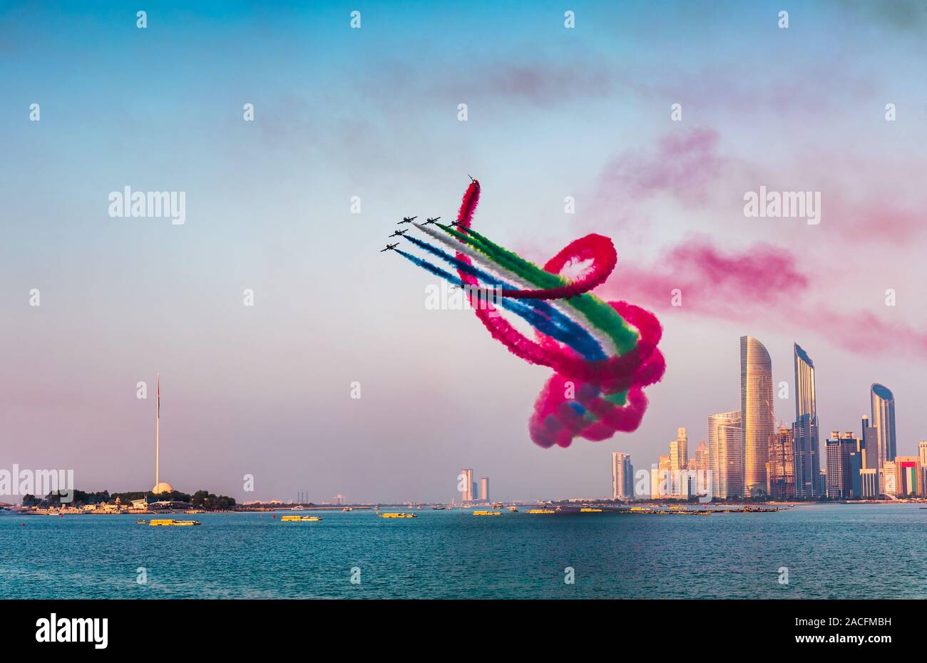 Air Show über Abu Dhabi skyline für die Vereinigten Arabischen Emirate Feier zum Nationalfeiertag Stockfoto