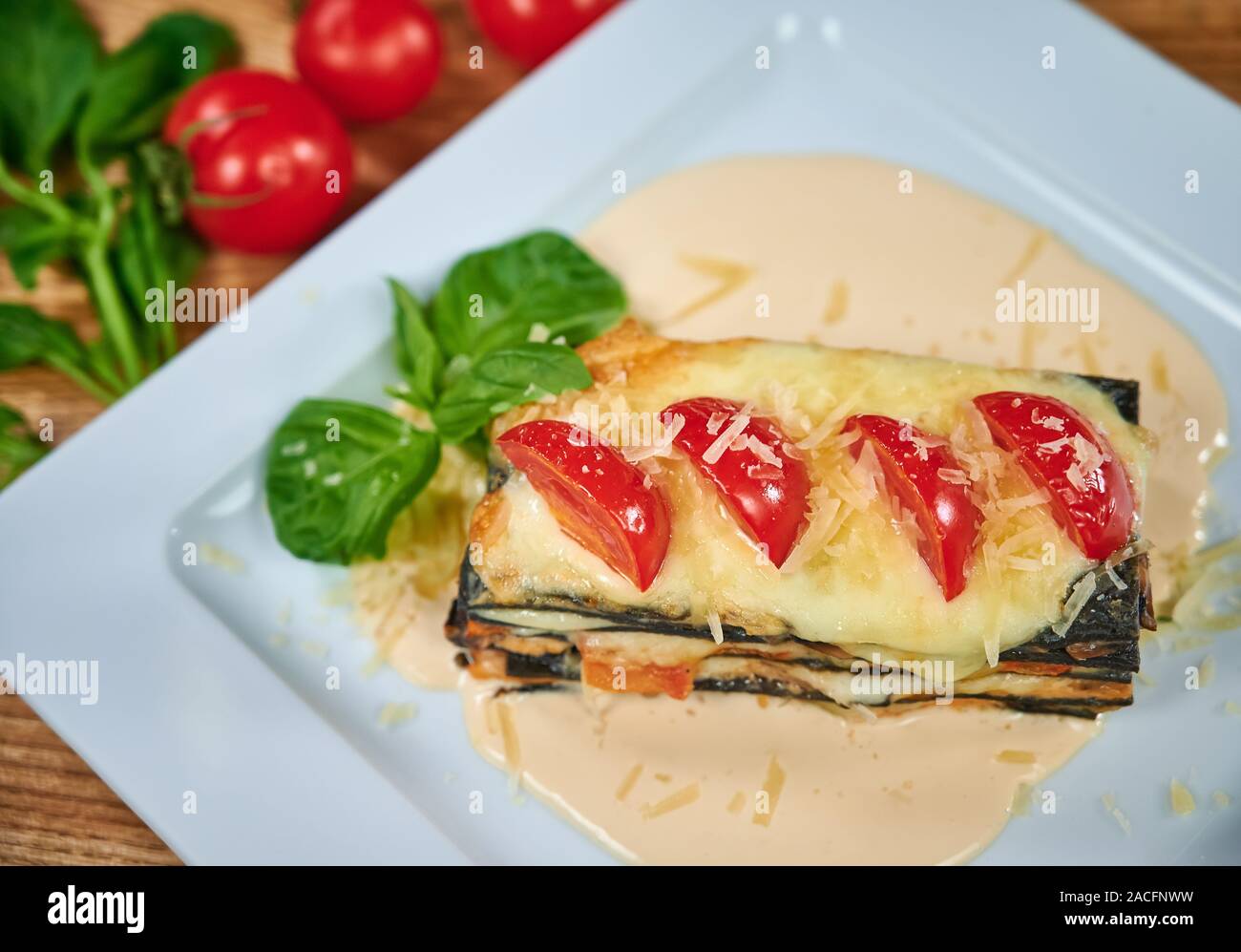 Schwarz, Italien Lasagne mit Lachs und Pilze auf weiße Platte im Restaurant. Stockfoto