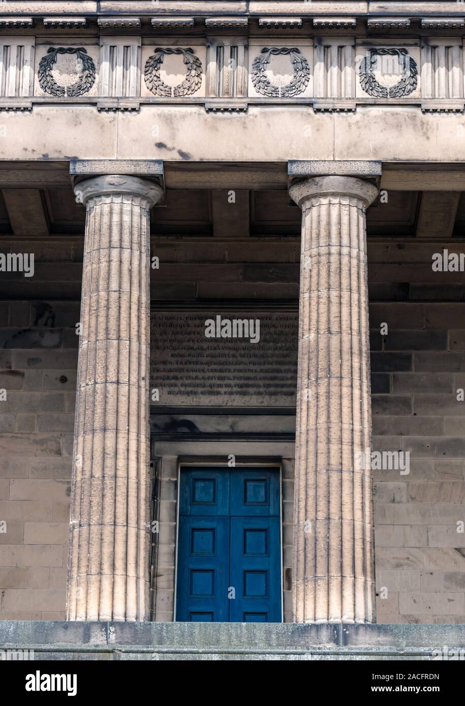 Verfallene alte Royal High School Gebäude in griechischen Revival Stil, mit Spalten und portico Regent Road, Edinburgh, Schottland, Großbritannien Stockfoto