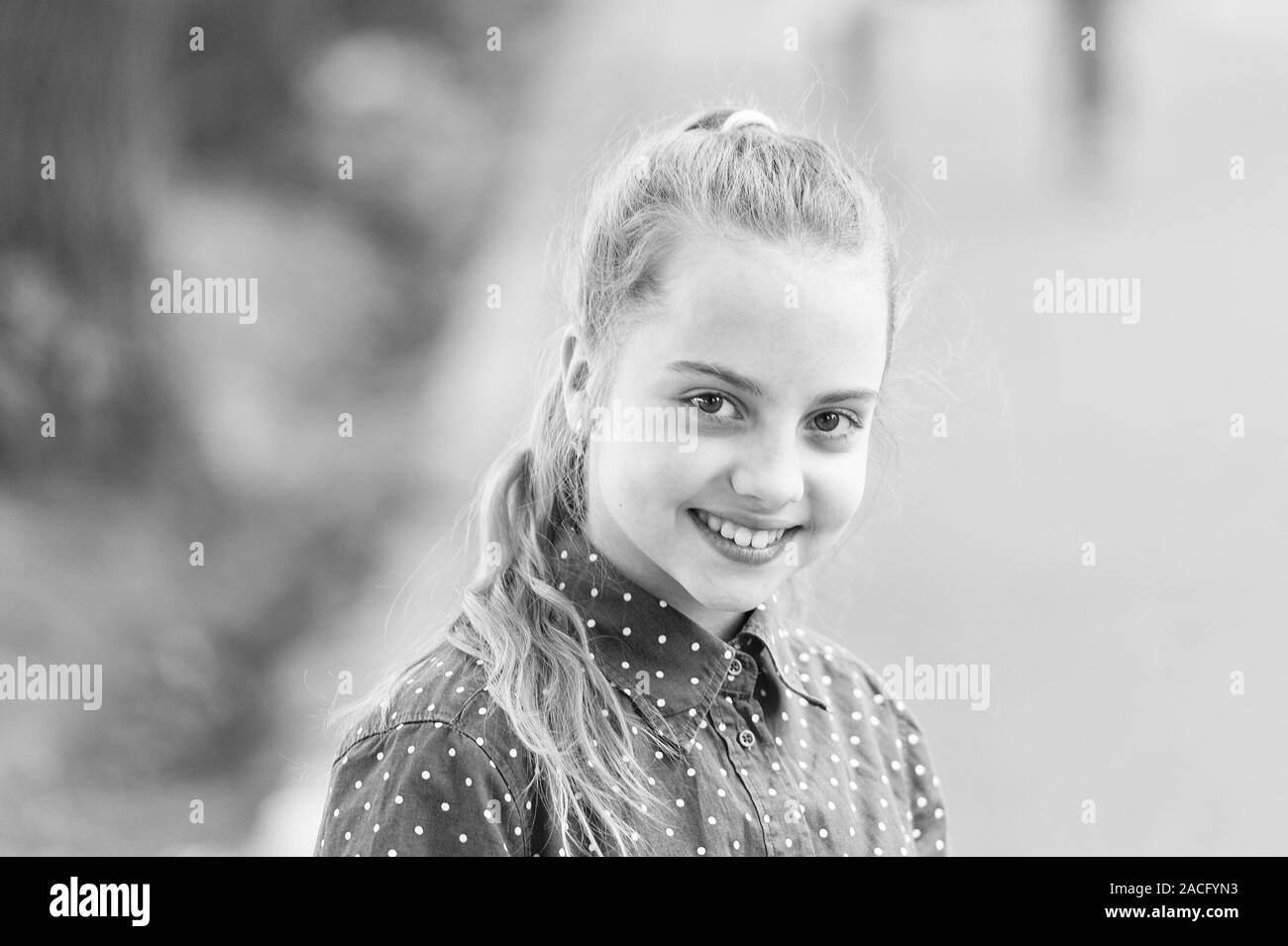 Unschuld Und Reinheit Ausschreibung Kleinen Lachelnden Schonen Gesicht Gluck Und Freude Toothy Lacheln Kleines Kind Glucklich Lacheln Lachelnd Kind Mit Gesunden Zahnen Adorable Girl Aufrichtiges Lacheln Auf Den Lippen Stockfotografie Alamy