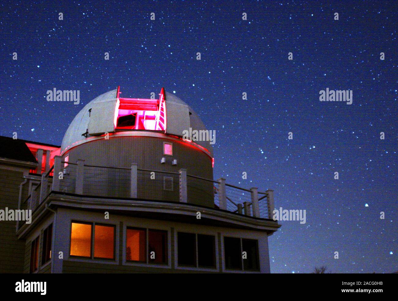 Sterne über persönliche Mario Motta der Informationsstelle, vor seinem Haus in Cape Ann, USA, mit Blick auf den Atlantischen Ozean. Stockfoto