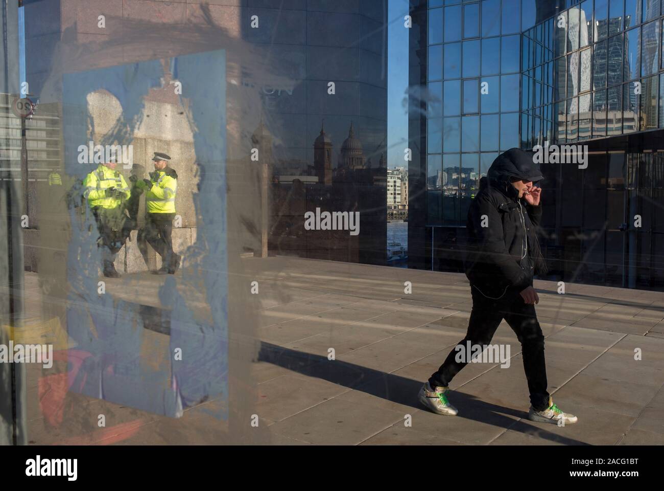 Drei Tage nach der Tötung von Jack Merritt, 25, und Saskia Jones, 23, von der überführten teorrorist Usman Khan an Fischhändler' Hall auf die London Bridge, Polizisten, eine hohe Präsenz in der Öffentlichkeit sicher fühlen, am 2. Dezember 2019 in London, England. Stockfoto
