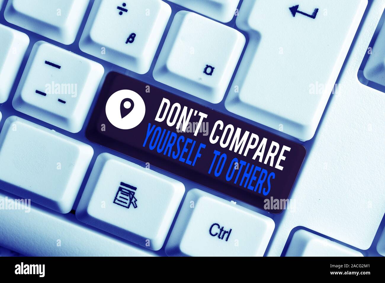 Wort schreiben Text Don t Sie Sich mit anderen Vergleichen. Business foto Präsentation ihrer eigenen Version einzigartige Original Weiß pc-Tastatur mit leeren Hinweis pa. Stockfoto