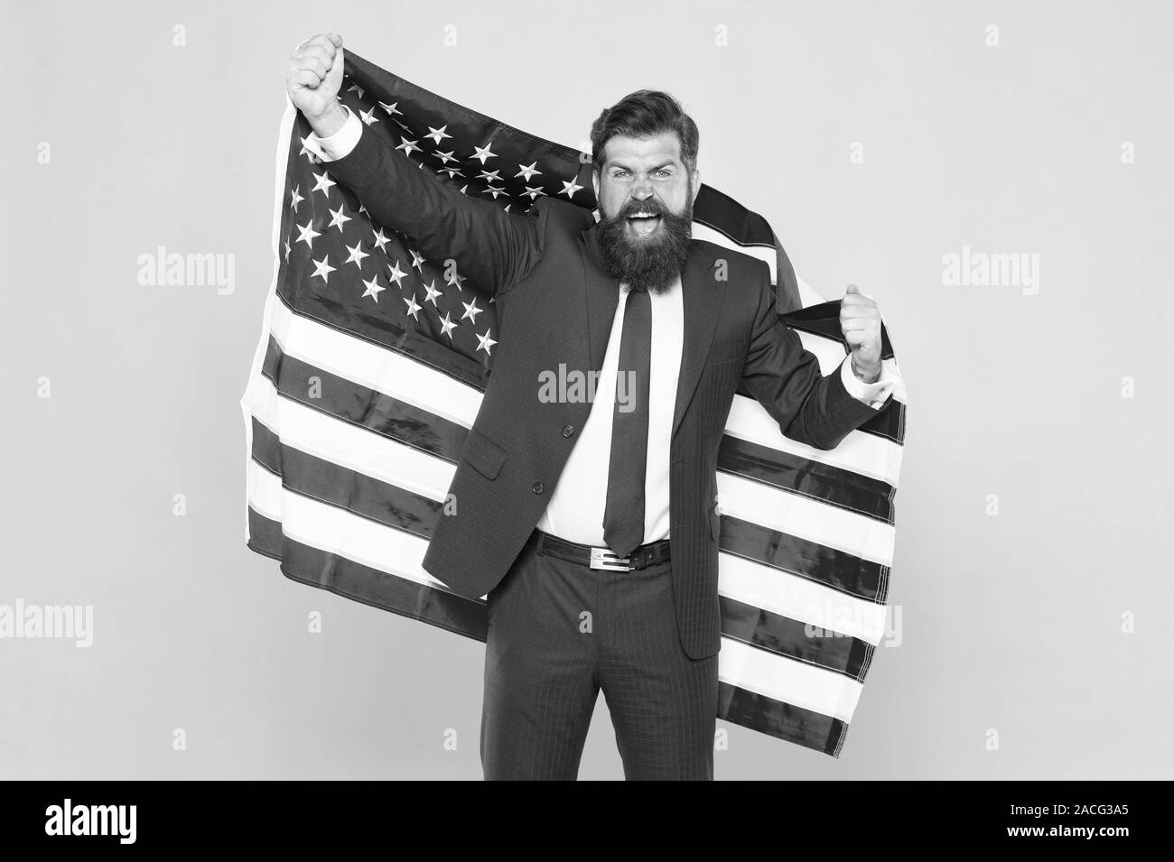 Business Professional. Erfolgreiche Unternehmer, die amerikanische Flagge auf gelben Hintergrund. Happy business Mann feiert Tag der Unabhängigkeit. Bärtiger Mann in formale erfolgreich im Geschäft. Stockfoto