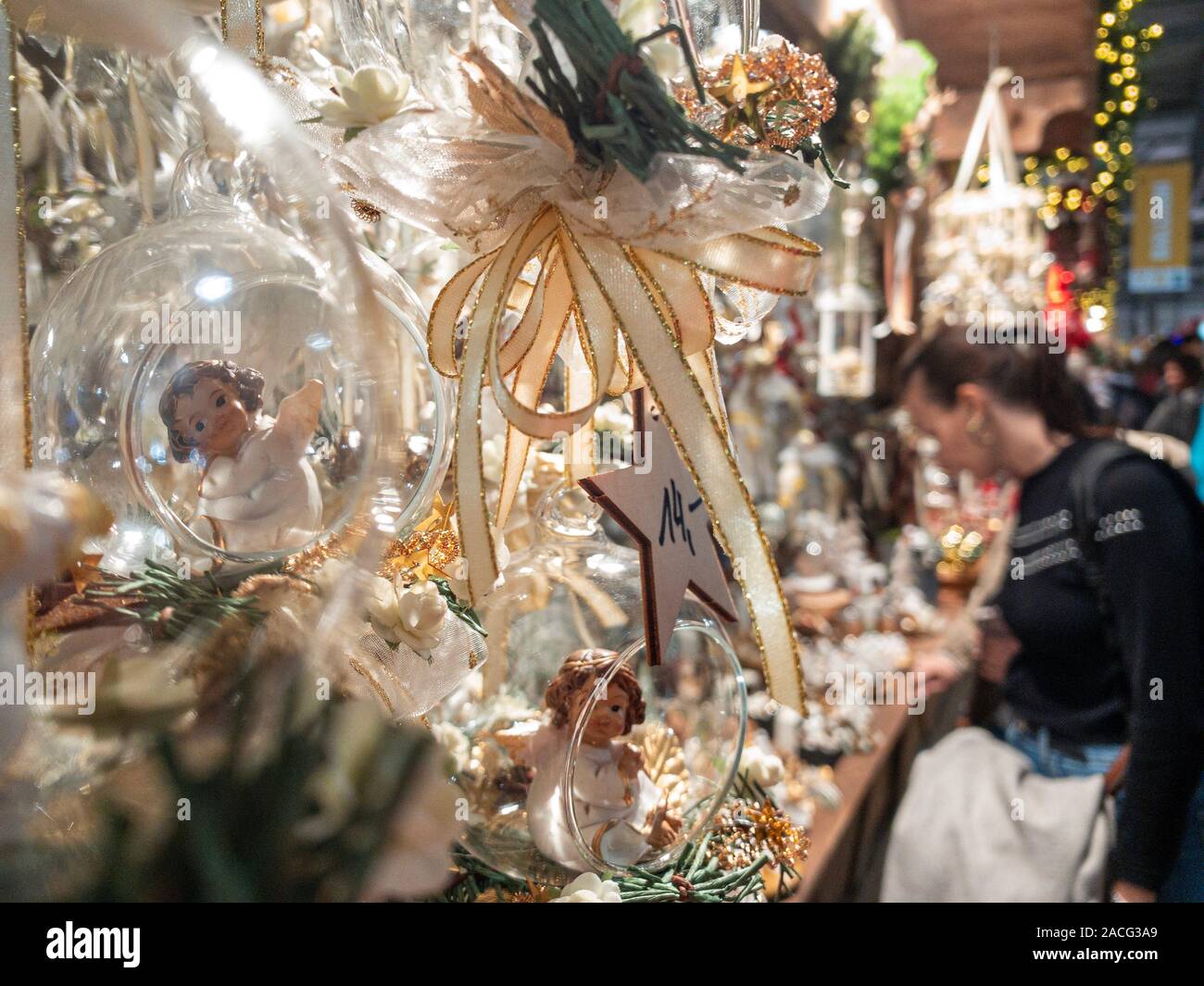 Mailand, Italien - 1. Dezember 2019: Mailand, Italien - 1. Dezember 2019: Dekorationen zu einem Weihnachtsmarkt im Inneren Artigiano in Fiera, Messe, junge Handwerker' Stockfoto