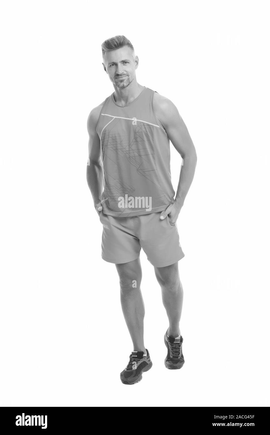 Reife aber noch jung. Kerl Sport Outfit. Fashion Concept. Mann Modell Kleidung kaufen. Sport Style. Herrenmode und modische Kleidung. Man posiert selbstbewusst weißen Hintergrund. Sport Aufrechterhaltung gesunder Körper. Stockfoto