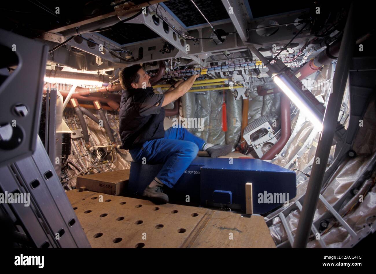 Airbus Raceway Installation Im Flugzeugbau. Techniker in der elektrischen Service Bay unter dem ...