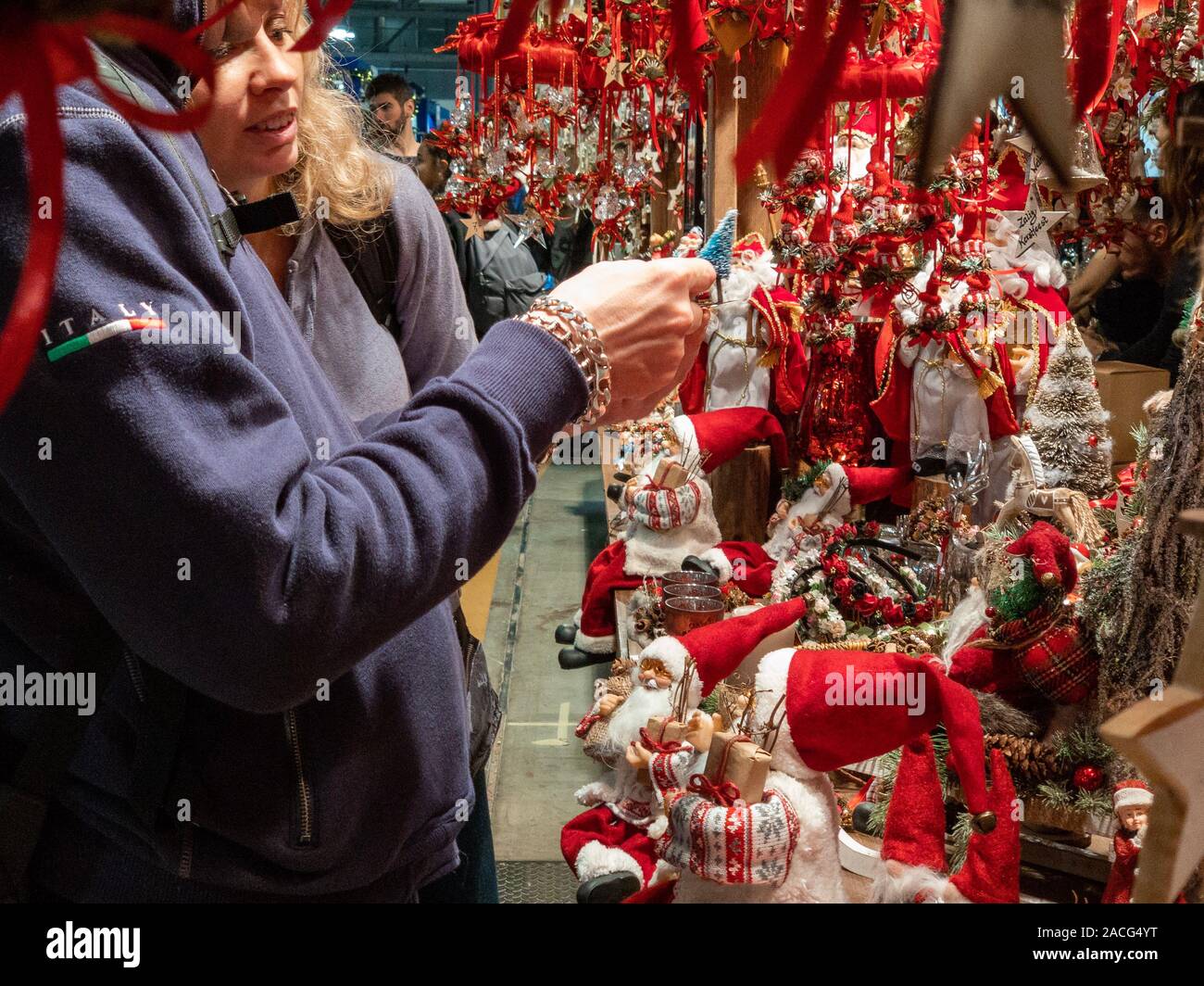 Mailand, Italien - 1. Dezember 2019: Auf der Suche nach Weihnachtsschmuck zu einem Weihnachtsmarkt im Inneren Artigiano in Fiera, Handwerker Messe Stockfoto