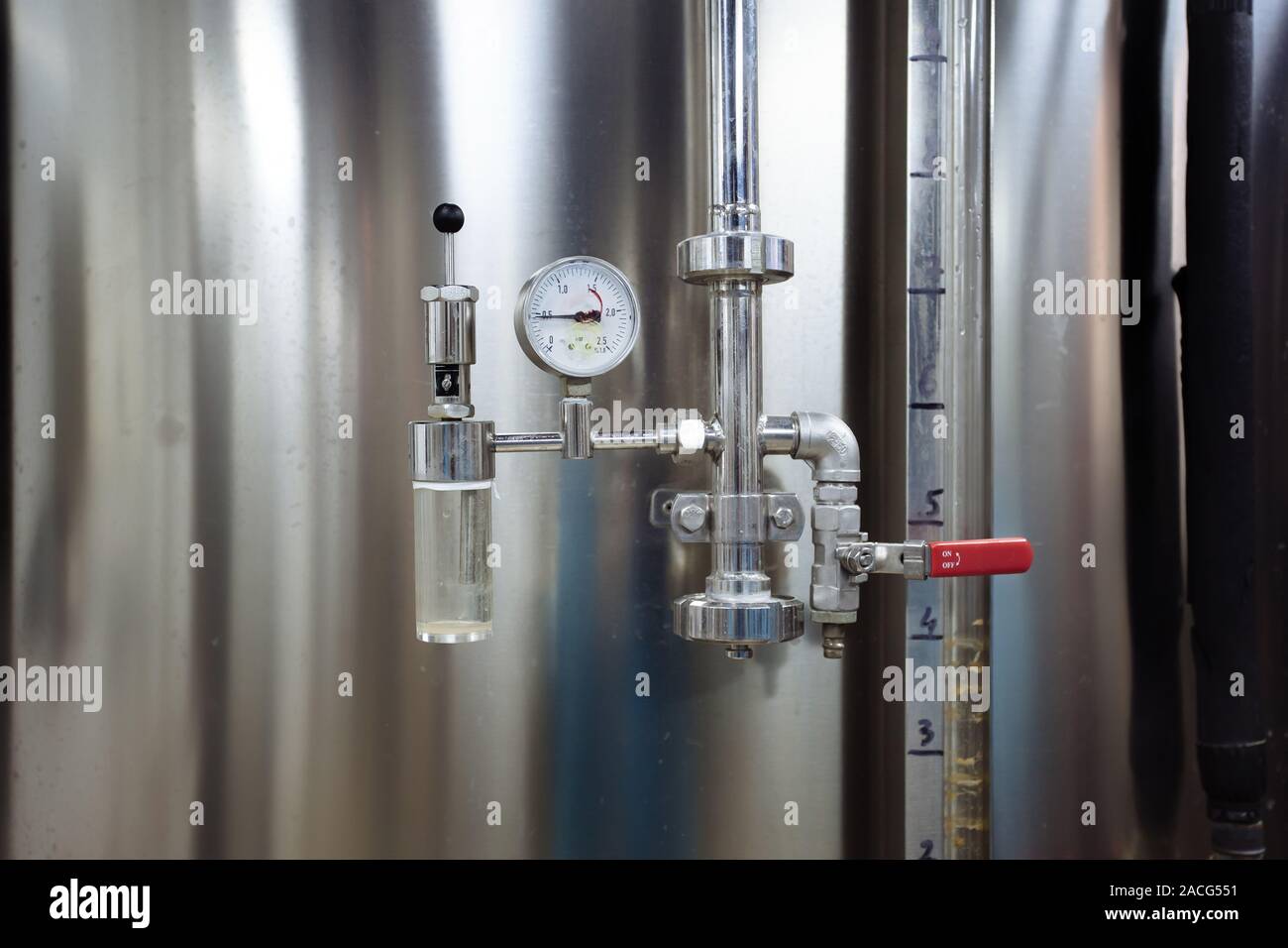 Manometer und Ventil mit Stahltank in handwerklichen Brauerei verbunden Stockfoto