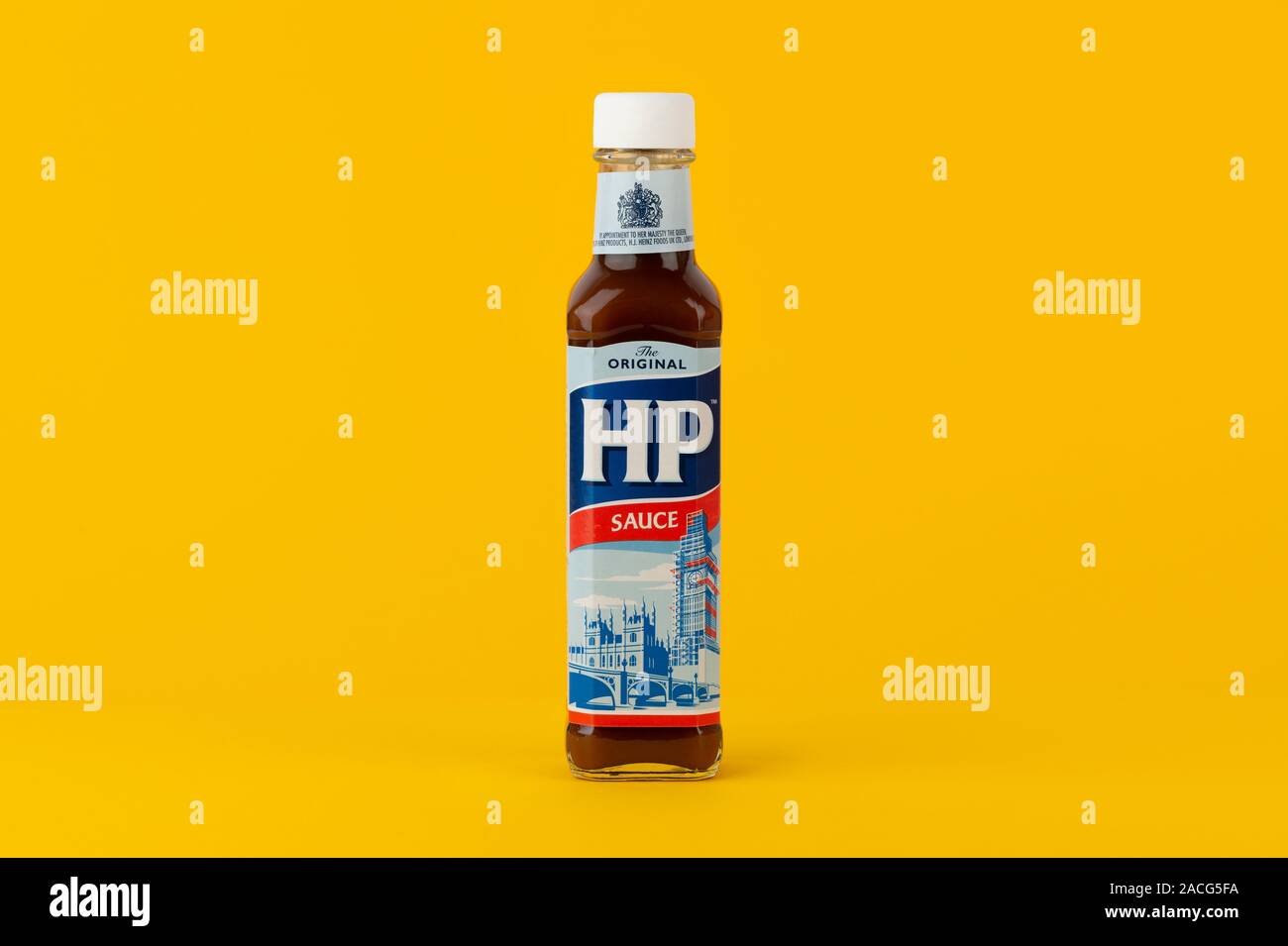 Eine Flasche HP Sauce Schuß auf einen gelben Hintergrund. Stockfoto