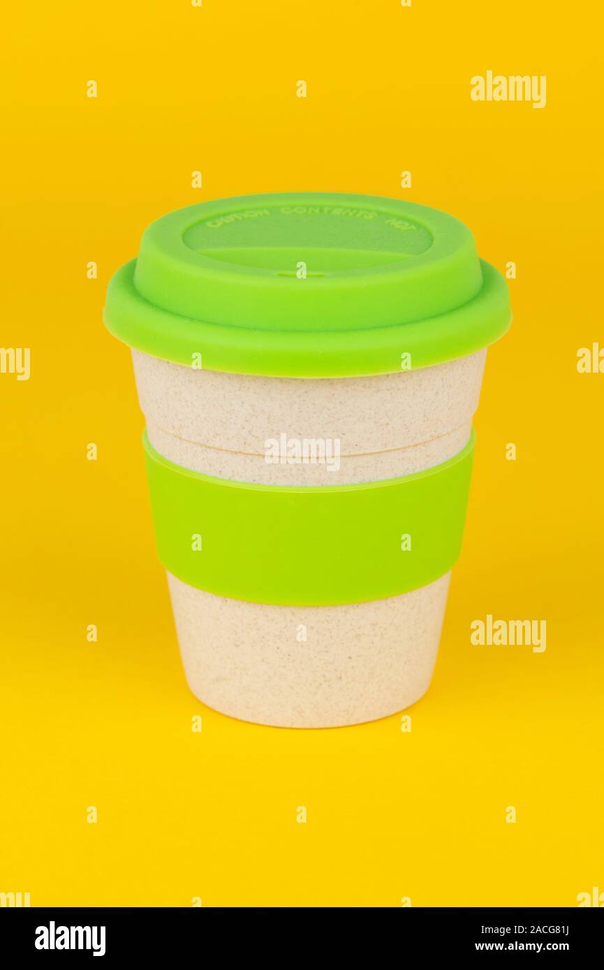 Eine wiederverwendbare Kaffeetasse Schuß auf einen gelben Hintergrund. Stockfoto