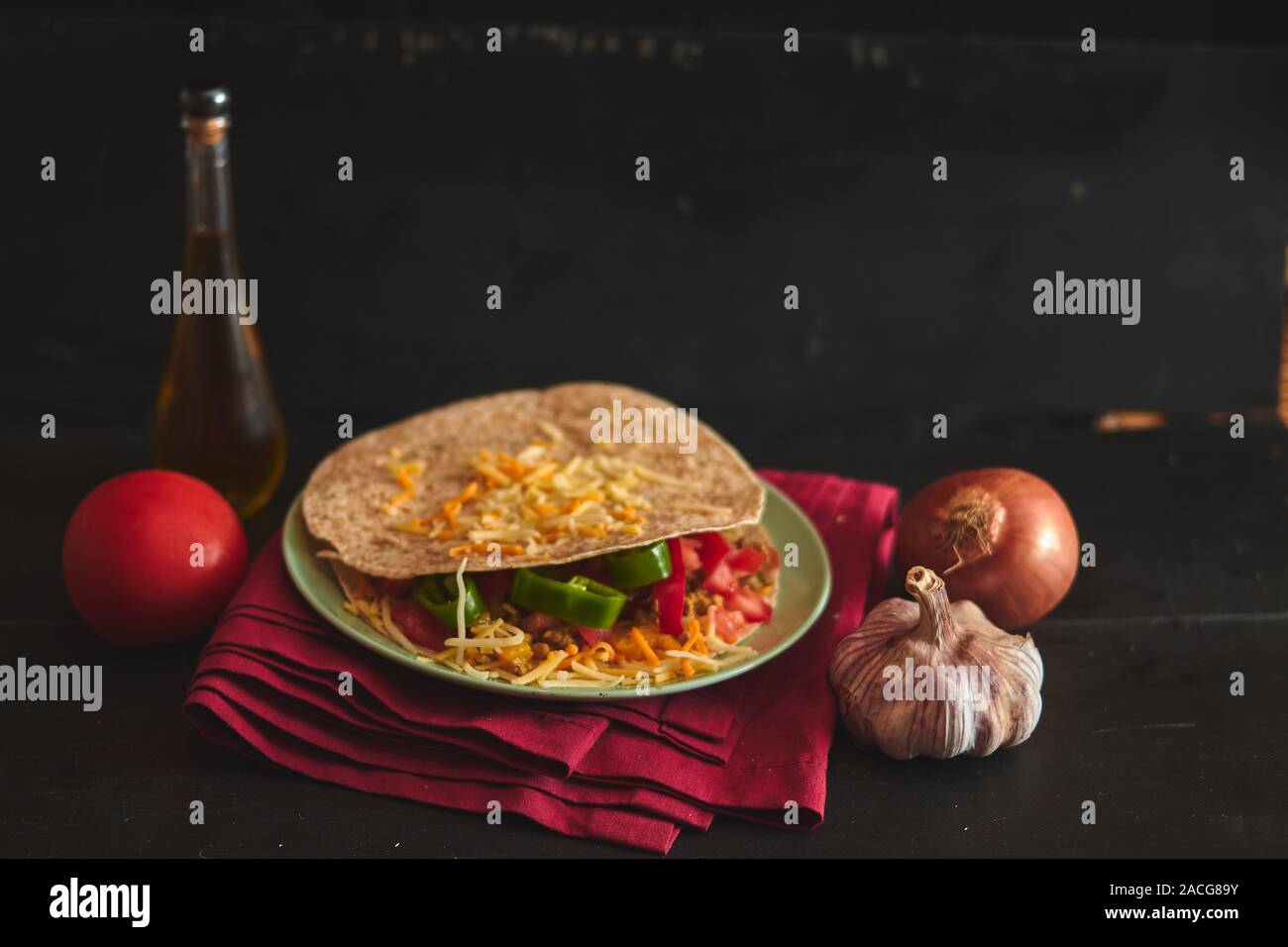 Quesadilla mit Tomaten und Olivenöl, Pfeffer und Knoblauch Stockfoto