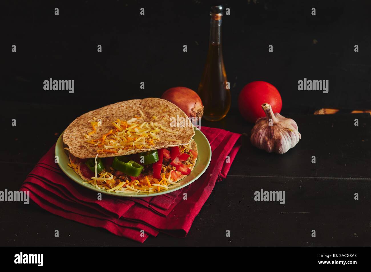Quesadilla mit Tomaten und Olivenöl, Pfeffer und Knoblauch Stockfoto