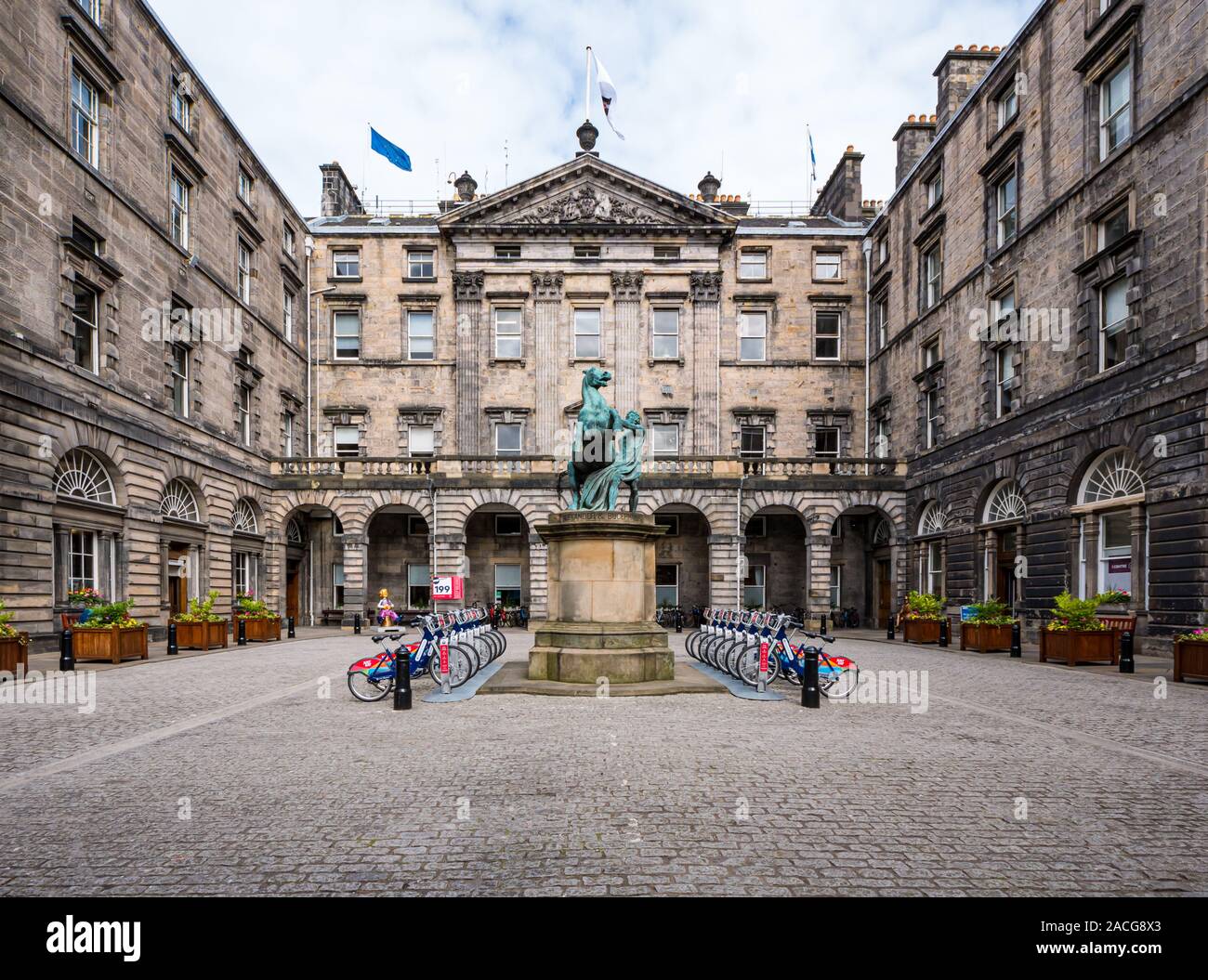 Stadt Kammern Innenhof mit nur Essen, Vermietung bike Park & Oor Wullie Cartoon Figur, Royal Mile, Edinburgh, Schottland, Großbritannien Stockfoto